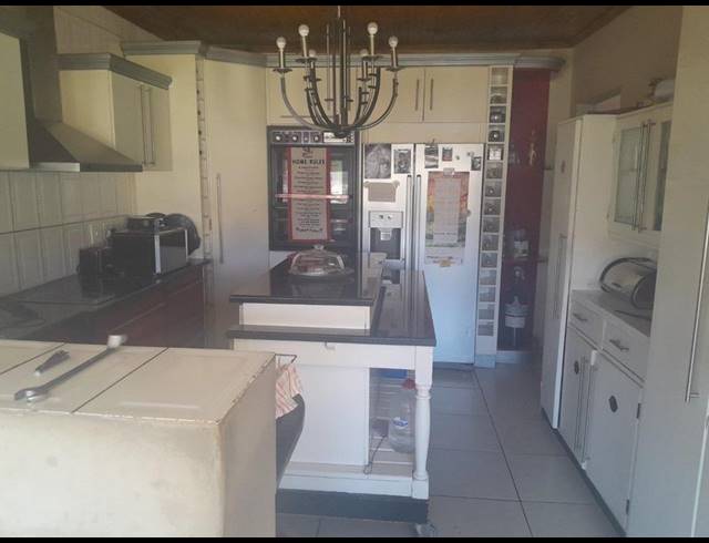 5 BEDROOM HOUSE FOR SALE IN CHARLESTON HILL